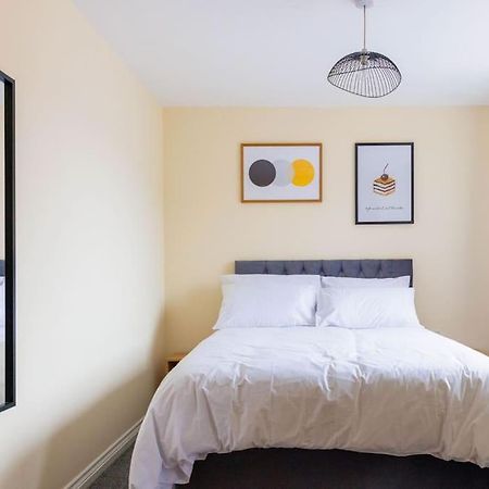 Stylish 3 Bedroom And Free Parking Thamesmead  외부 사진