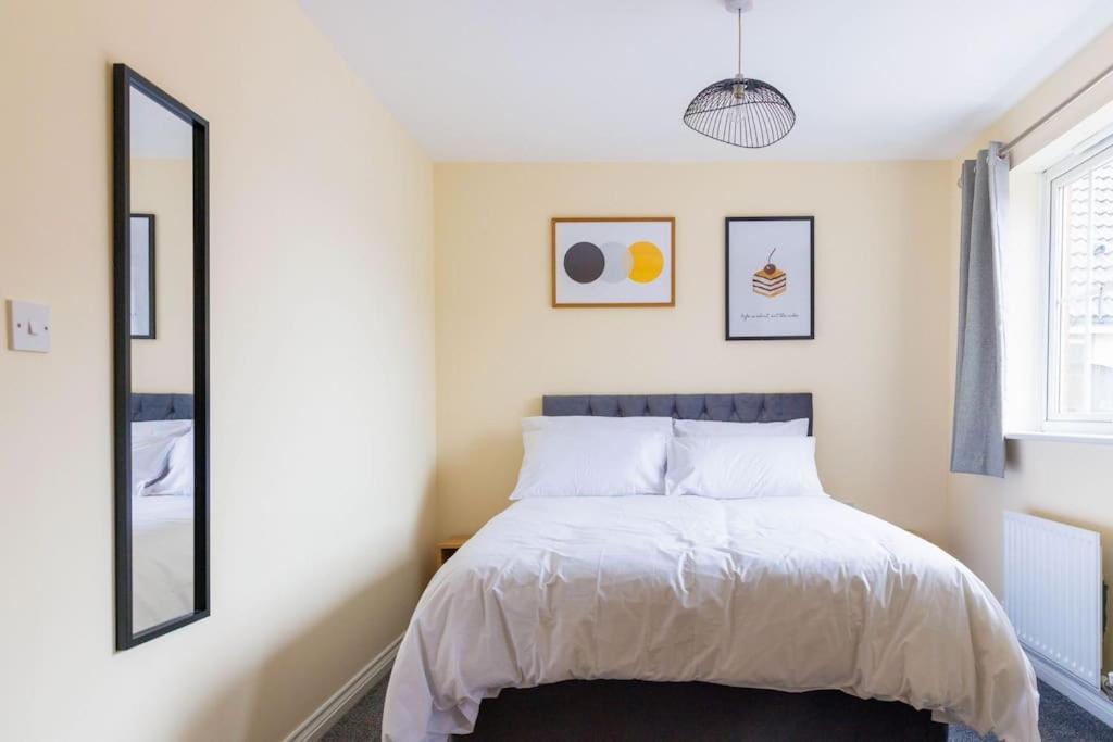 Stylish 3 Bedroom And Free Parking Thamesmead  외부 사진