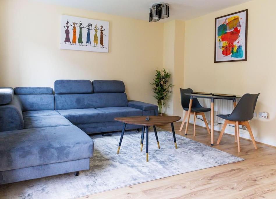 Stylish 3 Bedroom And Free Parking Thamesmead  외부 사진