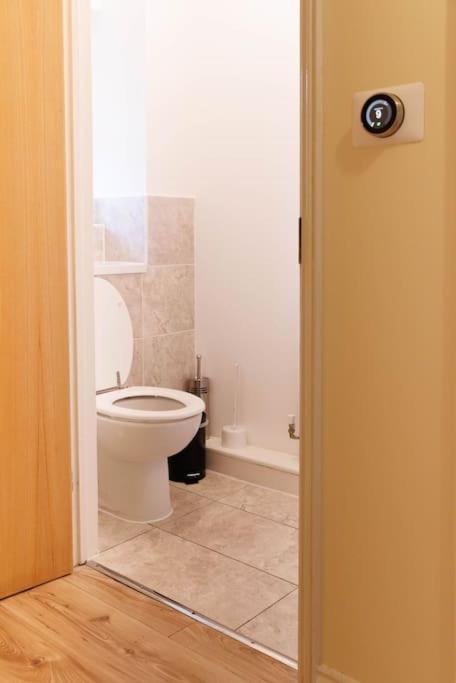 Stylish 3 Bedroom And Free Parking Thamesmead  외부 사진