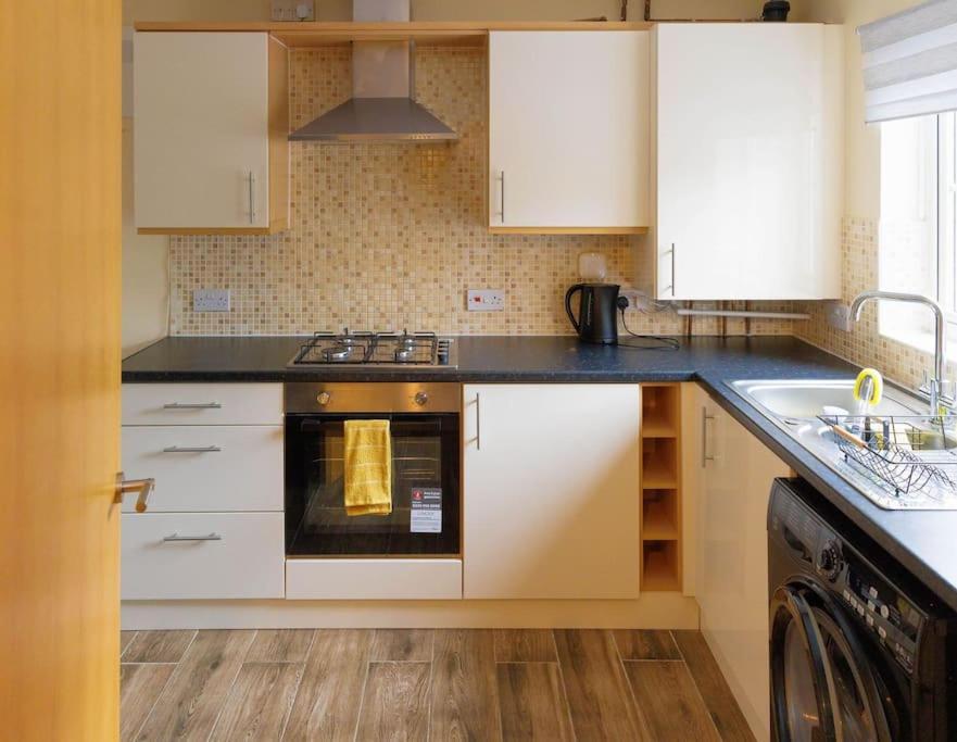 Stylish 3 Bedroom And Free Parking Thamesmead  외부 사진