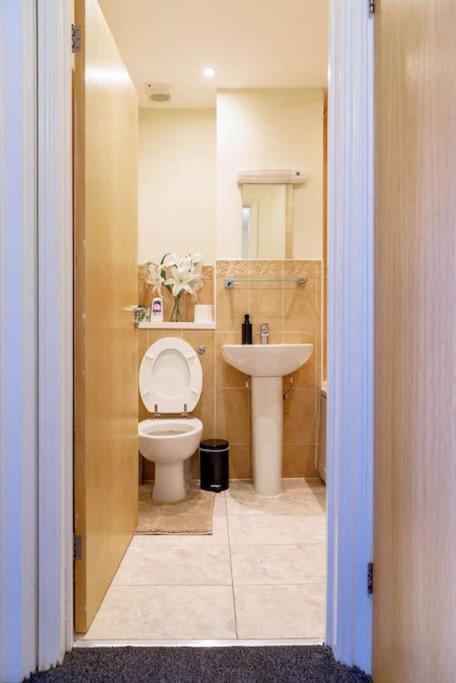 Stylish 3 Bedroom And Free Parking Thamesmead  외부 사진
