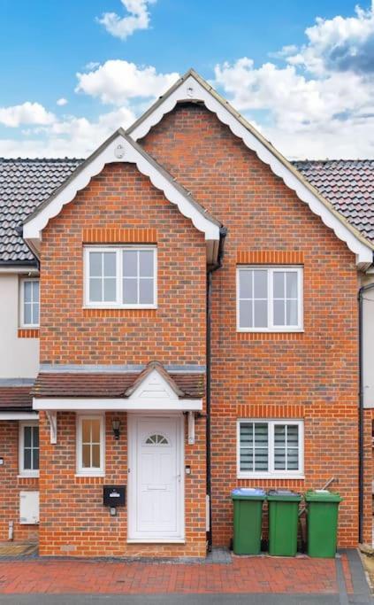 Stylish 3 Bedroom And Free Parking Thamesmead  외부 사진