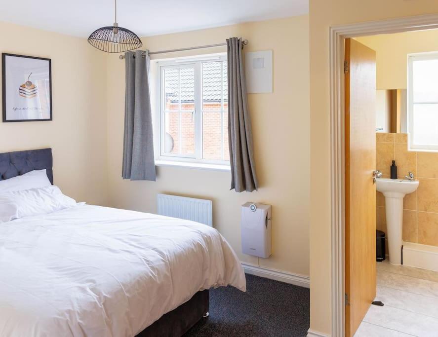 Stylish 3 Bedroom And Free Parking Thamesmead  외부 사진