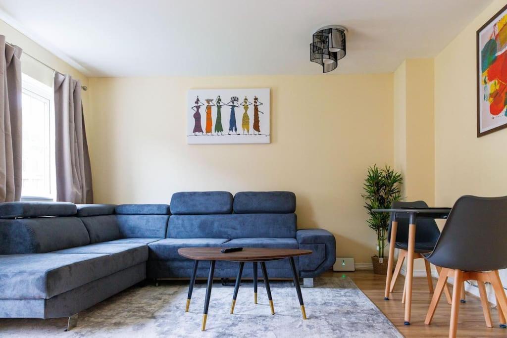 Stylish 3 Bedroom And Free Parking Thamesmead  외부 사진