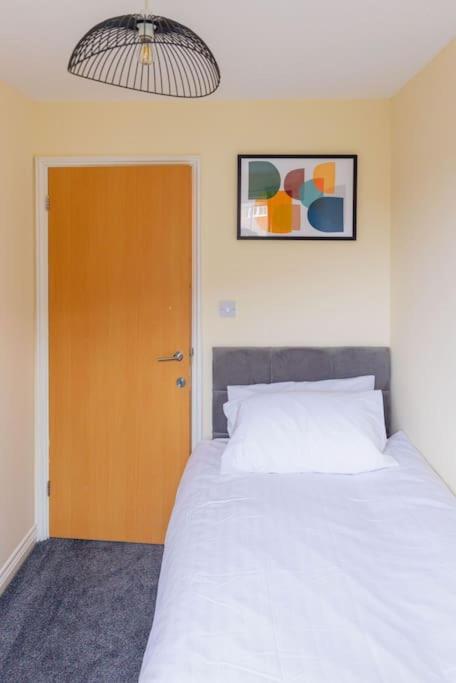 Stylish 3 Bedroom And Free Parking Thamesmead  외부 사진