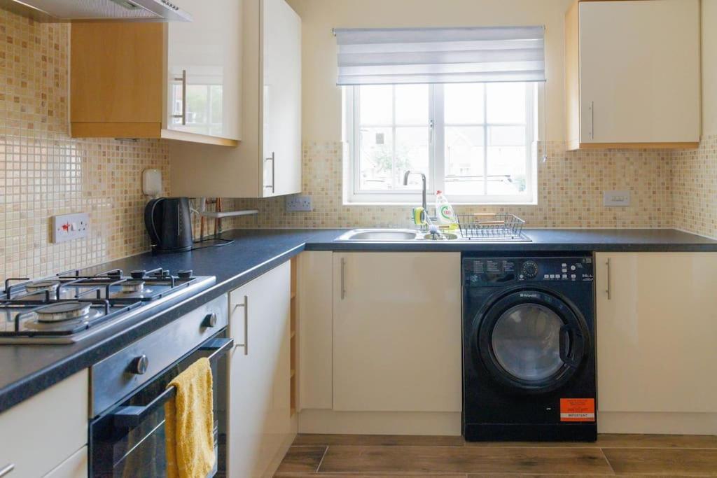 Stylish 3 Bedroom And Free Parking Thamesmead  외부 사진