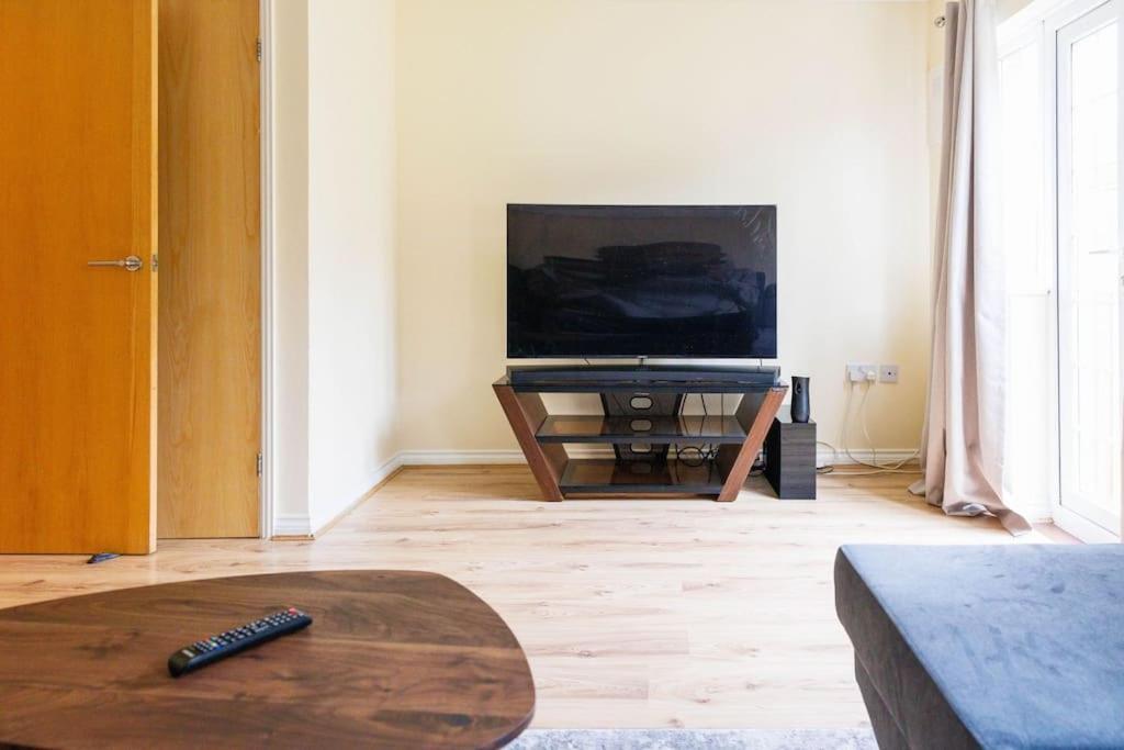Stylish 3 Bedroom And Free Parking Thamesmead  외부 사진