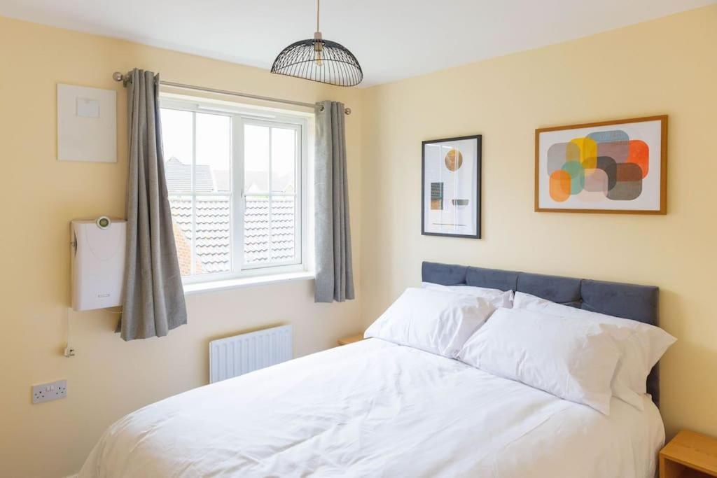 Stylish 3 Bedroom And Free Parking Thamesmead  외부 사진